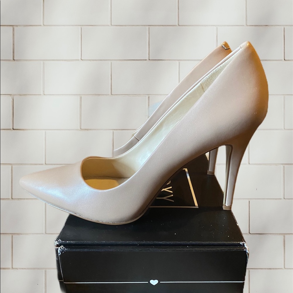 Nine West nude pumps